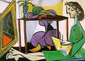Intérieur avec une fille dessinant 