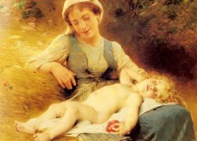 Une mère avec son enfant endormi